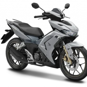 Honda Winner X là mẫu xe côn tay thể thao hàng đầu của Honda với thiết kế khí động học mạnh mẽ, động cơ DOHC 150cc làm mát bằng dung dịch và hộp số 6 cấp vận hành linh hoạt. Xe được trang bị đèn LED hiện đại, màn hình LCD kỹ thuật số, Smart Key và hệ thống phanh ABS trên các phiên bản cao cấp. Khám phá hình ảnh Honda Winner X mới nhất, thông số kỹ thuật, giá xe, các phiên bản màu sắc và những nâng cấp nổi bật được nhiều biker yêu thích.