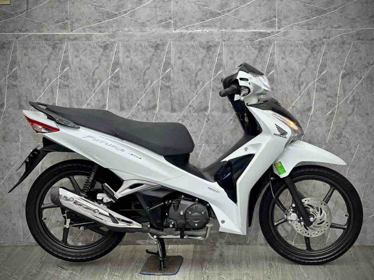 Honda Future 125 FI là mẫu xe số cao cấp nổi bật với thiết kế sang trọng, động cơ 125cc phun xăng điện tử PGM-FI tiết kiệm nhiên liệu và khả năng vận hành bền bỉ. Xe sở hữu kiểu dáng hiện đại, động cơ mạnh mẽ cùng nhiều tiện ích thực dụng, phù hợp cho nhu cầu di chuyển hằng ngày và đi đường dài. Khám phá hình ảnh Honda Future 125 FI mới nhất, thông số kỹ thuật, giá xe, các phiên bản màu sắc và những nâng cấp đáng chú ý của mẫu xe số được yêu thích hàng đầu tại Việt Nam.