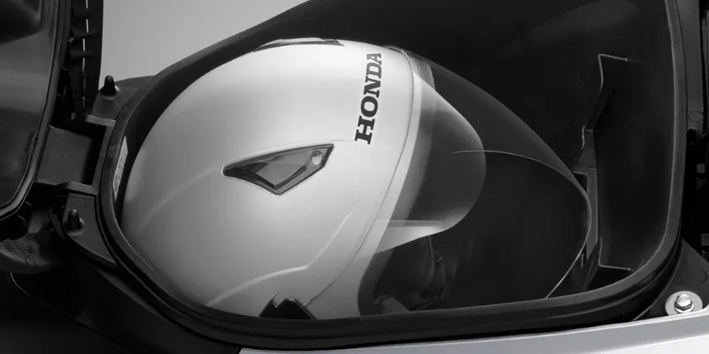 Honda Future 125 FI là mẫu xe số cao cấp nổi bật với thiết kế sang trọng, động cơ 125cc phun xăng điện tử PGM-FI tiết kiệm nhiên liệu và khả năng vận hành bền bỉ. Xe sở hữu kiểu dáng hiện đại, động cơ mạnh mẽ cùng nhiều tiện ích thực dụng, phù hợp cho nhu cầu di chuyển hằng ngày và đi đường dài. Khám phá hình ảnh Honda Future 125 FI mới nhất, thông số kỹ thuật, giá xe, các phiên bản màu sắc và những nâng cấp đáng chú ý của mẫu xe số được yêu thích hàng đầu tại Việt Nam.