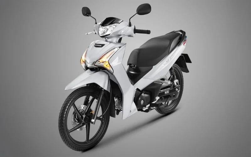 Honda Future 125 FI là mẫu xe số cao cấp nổi bật với thiết kế sang trọng, động cơ 125cc phun xăng điện tử PGM-FI tiết kiệm nhiên liệu và khả năng vận hành bền bỉ. Xe sở hữu kiểu dáng hiện đại, động cơ mạnh mẽ cùng nhiều tiện ích thực dụng, phù hợp cho nhu cầu di chuyển hằng ngày và đi đường dài. Khám phá hình ảnh Honda Future 125 FI mới nhất, thông số kỹ thuật, giá xe, các phiên bản màu sắc và những nâng cấp đáng chú ý của mẫu xe số được yêu thích hàng đầu tại Việt Nam.