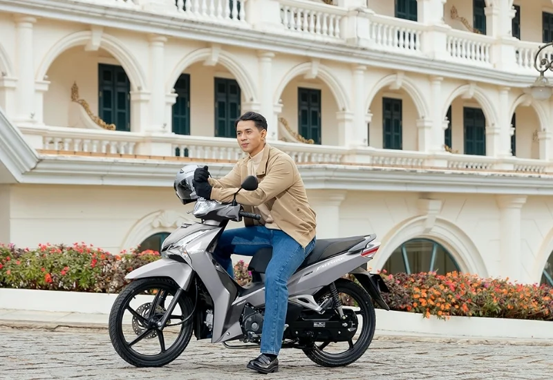 Honda Future 125 FI là mẫu xe số cao cấp nổi bật với thiết kế sang trọng, động cơ 125cc phun xăng điện tử PGM-FI tiết kiệm nhiên liệu và khả năng vận hành bền bỉ. Xe sở hữu kiểu dáng hiện đại, động cơ mạnh mẽ cùng nhiều tiện ích thực dụng, phù hợp cho nhu cầu di chuyển hằng ngày và đi đường dài. Khám phá hình ảnh Honda Future 125 FI mới nhất, thông số kỹ thuật, giá xe, các phiên bản màu sắc và những nâng cấp đáng chú ý của mẫu xe số được yêu thích hàng đầu tại Việt Nam.